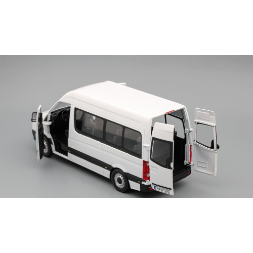 1:24 Масштабная модель VOLKSWAGEN Crafter Bus, white