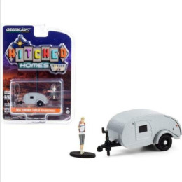 1:64 Масштабная модель Teardrop Travel Trailer Silver with Backpacker Figurine Hitched Homes 10 1956