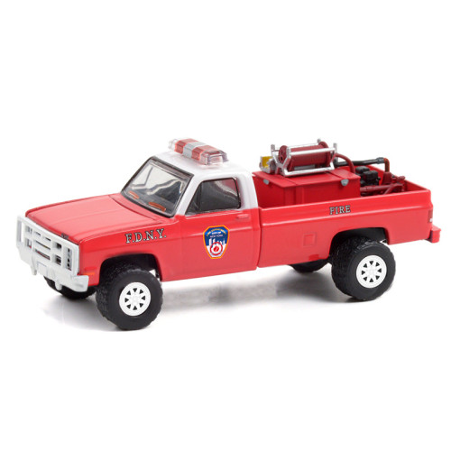 1:64 Масштабная модель CHEVROLET M1008 4x4 "Fire Department City of New York" (FDNY) with Fire Equipment, Hose and Tank 1986