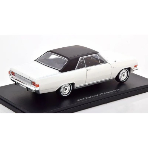 1:24 Масштабная модель OPEL Diplomat V8 Coupe 1965 White/Black