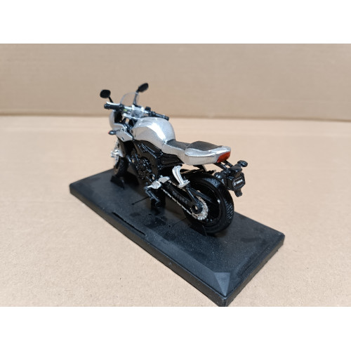 1:18 Масштабная модель Мотоцикл YAMAHA FZ-1 (2006)