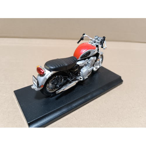 1:18 Масштабная модель Мотоцикл TRIUMPH Thunderbird (2002)